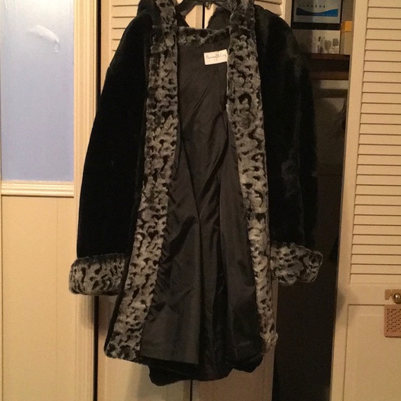 PamelaMcCoyCollection,1X,Black Faux Sherred Beaver Trimmed with Faux Chinchilla - Picture 6 of 15